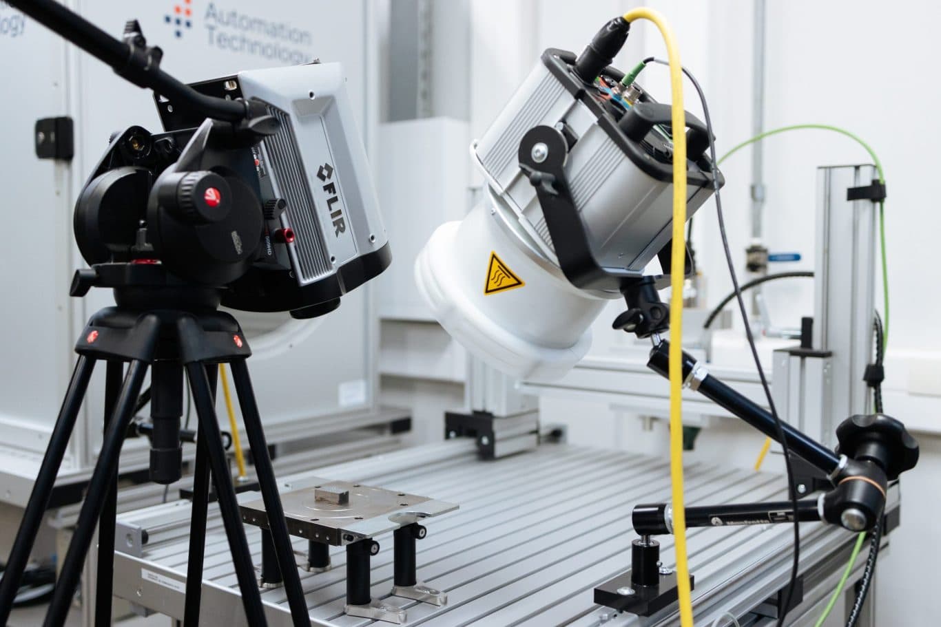 Bancada experimental do CEMTEC com câmera térmica científica e sistema de excitação térmica