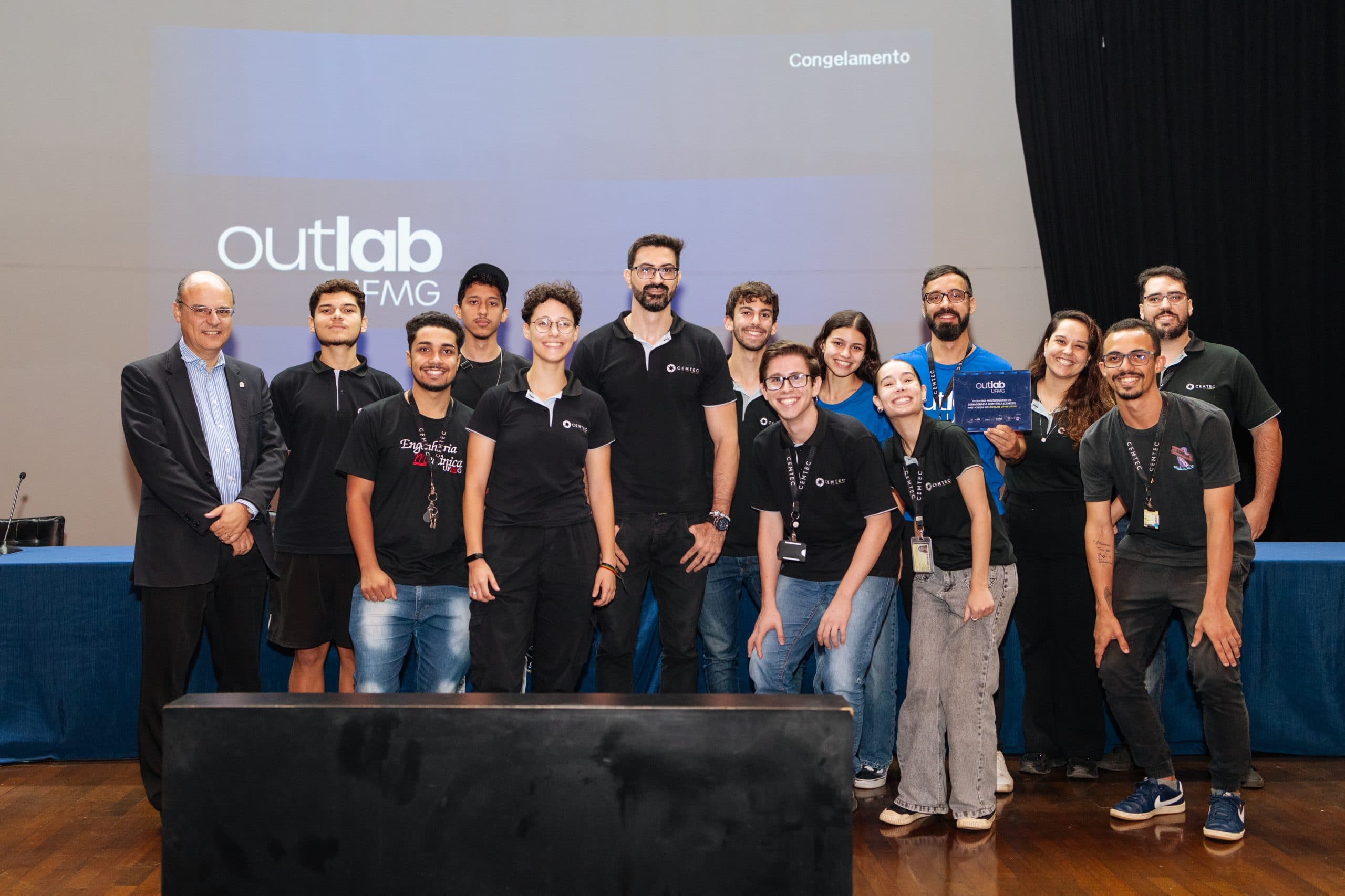 Equipe do CEMTEC em evento institucional da UFMG